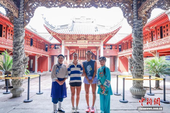 带领下缓缓 带领下缓缓