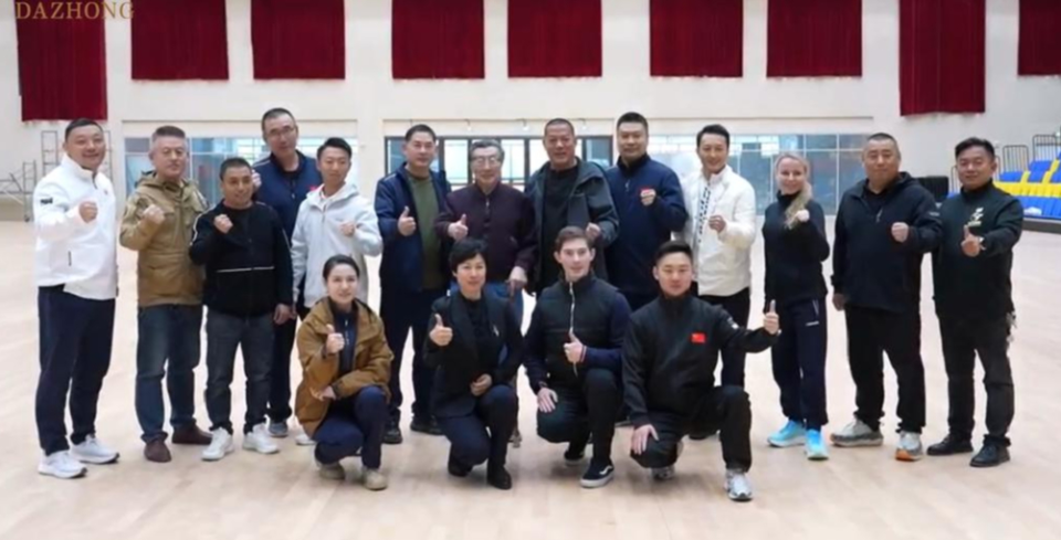 深的武术研, 在这座英雄